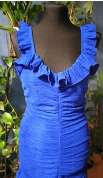 Niebieska marszczona sukienka maskuje brzuszek S
