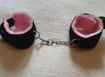 Różowe pluszowe kajdanki BDSM