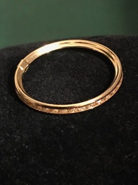 Piękna złota (pr.585) obrączka z diamentami.