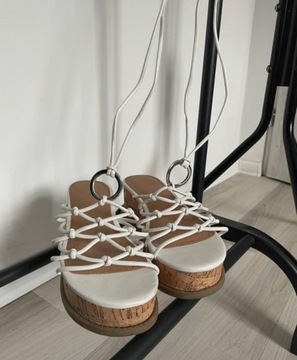 Białe sandały na platformie, wiązane ASOS