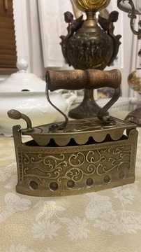 Stare mosiężne żelazko zdobione