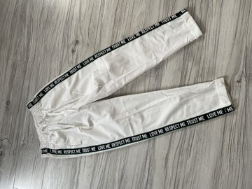 Spodnie białe eleganckie Bershka z lampasami XS