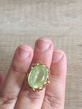 Złoty pierścionek PRL z zielonym oczkiem
