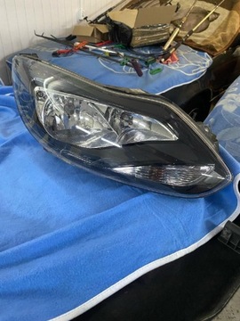 Lampa prawy przod ford Focus mk3 ciemna 