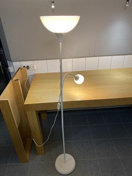 lampa stojąca salon
