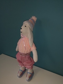 Królik (lalka)  w pięknej czapce i sweterku 