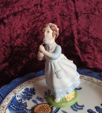 Figurka porcelanowa dziewczynka dla Avon vintage