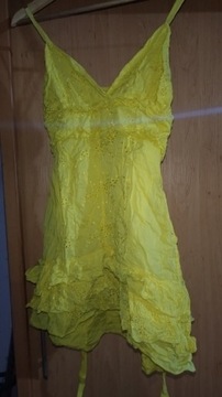 Żółta sukienka z dziurkami