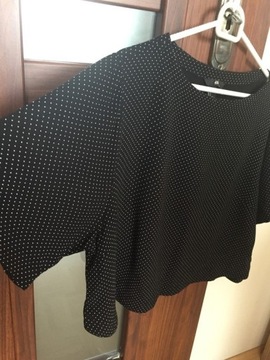 Czarna bluzka crop top w białe kropki