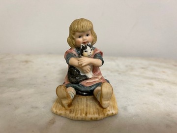 Figurka ceramiczna dziewczynka z kotkiem