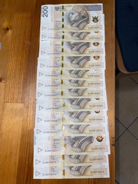 Banknoty 13 sztuk 200zł kolejny numer seryjny