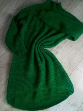 sweter jest zielony tuniki