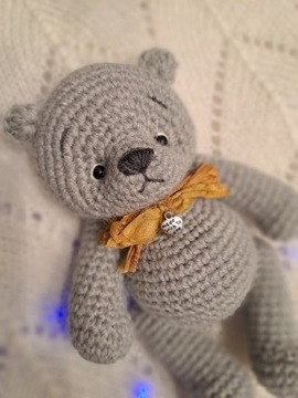 Wełniany miś amigurumi robiony na szydełku