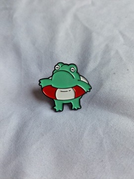 Przypinka pin wpinka złota broszka żaba frog funny