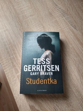 Tess Gerritsen - Studentka