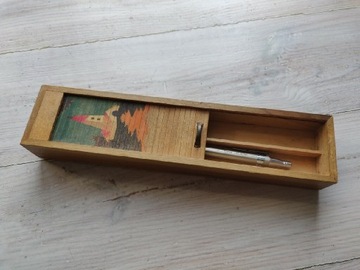 Piórnik drewniany