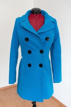 niebieski zimowy płaszcz