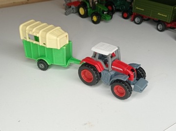 Traktor siku czerwony z przyczepą 