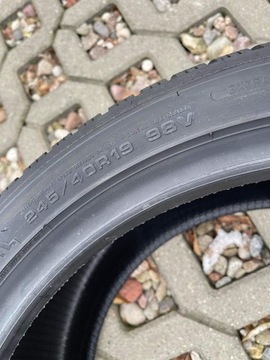 Opony zimowe 245/40R19