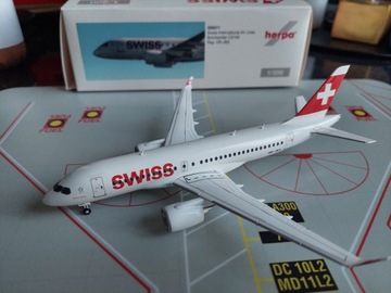 Metalowy model Bombardier CS100 SWISS 1:200 Herpa