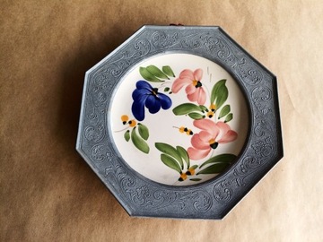 Dekoracyjny talerz ceramiczny z cynowymi okuciami.
