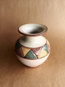 Piękny ceramiczny wazon. Geometryczny wzór. Kolorowy.