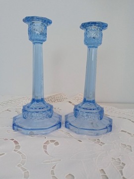Niebieskie świeczniki z kwiatowymi ornamentami