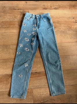 Mom jeans ze stokrotkami