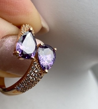 pierścień z fioletowymi kamieniami