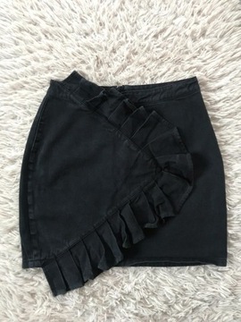 Czarna jeansowa spódnica z falbaną