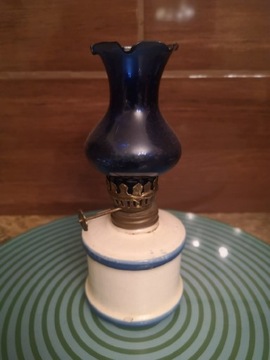 Ładna miniaturowa lampka naftowa. 