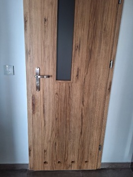 Drzwi do łazienki prawe stan widoczny na zdjęciu