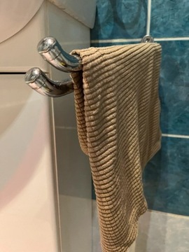 Wieszak łazienkowy na ręczniki podwójny metalowy