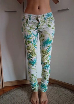 Spodnie z roślinnym printem XS