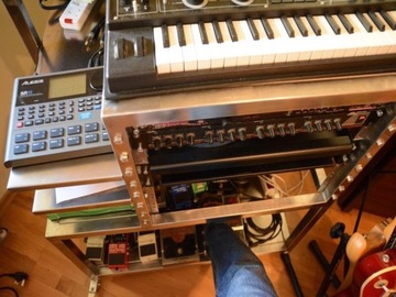 Ruchomy rack/półka na gitarowy sprzęt do studio 