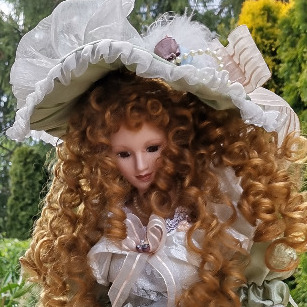 Kolekcjonerska lalka porcelanowa na stojaku