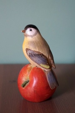 Figurka dekoracja ptak sikorka na jabłku