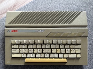 ATARI 65 XE retro komputer