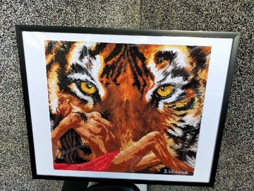 Obraz "Akt z tygrysem" haft krzyżykowy rękodzieło.