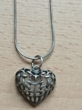 Łańcuszek srebrny z zawieszką w kształcie serca 