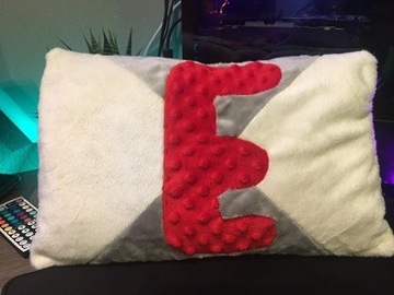 poduszka z literką "E"