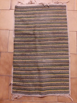 Dywan dywanik mały używany 80x50 cm.
