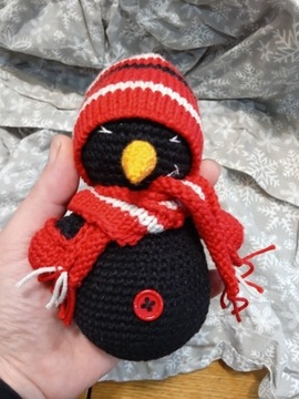 Bałwan bałwanek czarny amigurumi szydełkowy