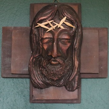 Jezus z koroną cierniową z gipsu