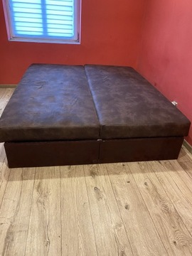 Łóżko w kolorze ciemnego brązu 2 m x 2.2 m