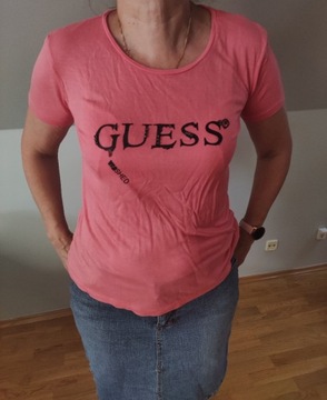 Ładny t-shirt Guess na lato, koralowy M/L