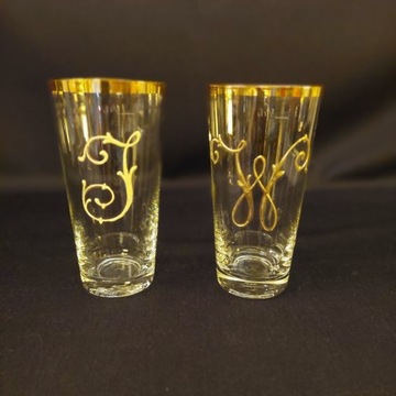 Dwie antyczne szklanki z monogramem J i W