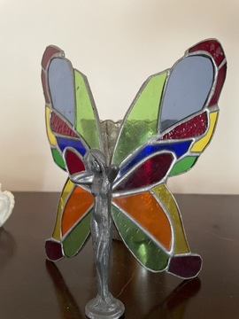 Witrażowy motyl dekoracja na komodę