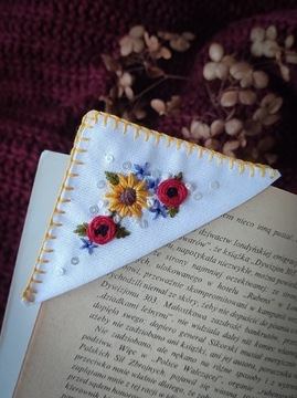 Zakładka do książki haftowana ręcznie w kwiaty 