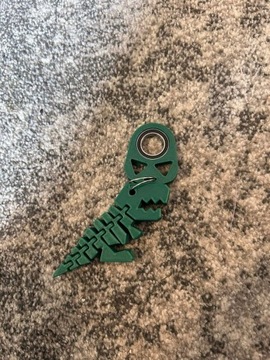 Mały zielony KeyRambit z flexi dinozaurem